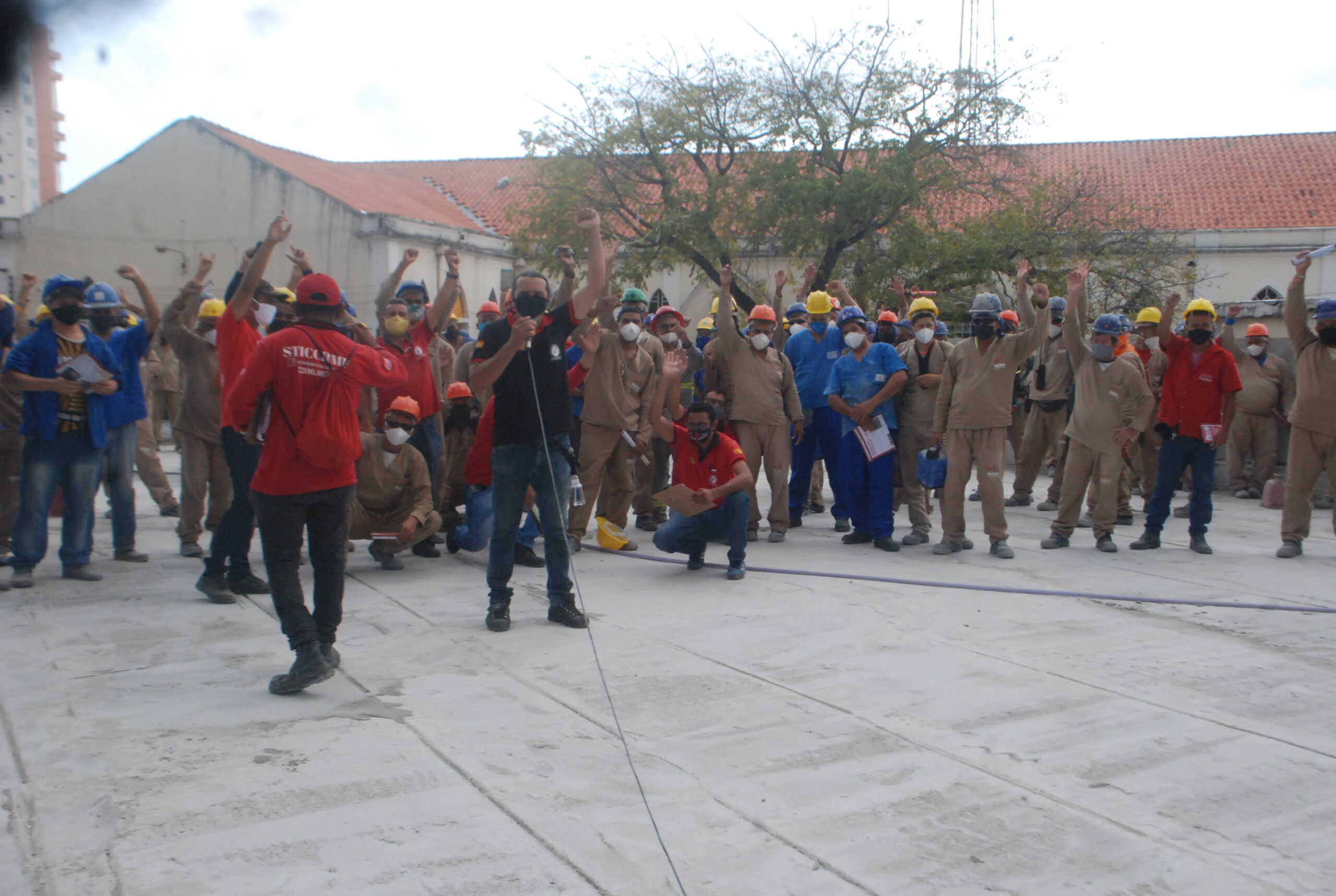 Operários votam na defesa de seu sindicato